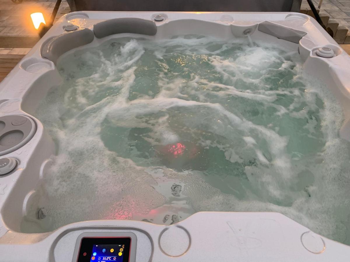 Chez La Rose Luxueuse Cottage Avec Jacuzzi Rouvres-la-Chétive Zewnętrze zdjęcie