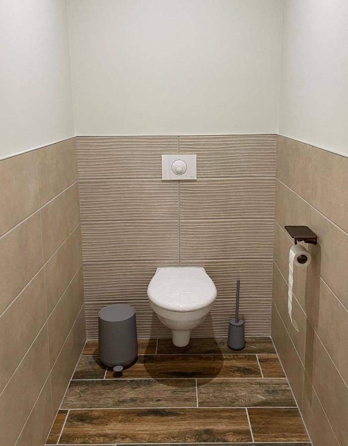 Chez La Rose Luxueuse Cottage Avec Jacuzzi Rouvres-la-Chétive Zewnętrze zdjęcie