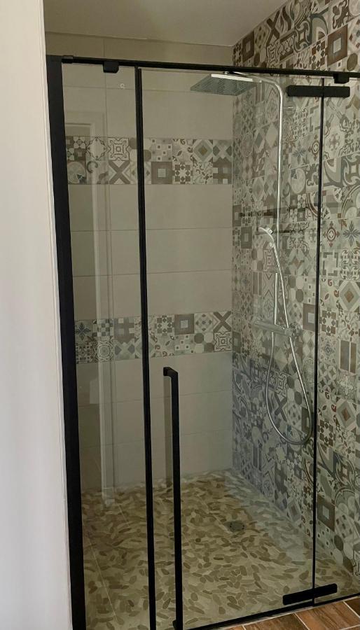 Chez La Rose Luxueuse Cottage Avec Jacuzzi Rouvres-la-Chétive Zewnętrze zdjęcie