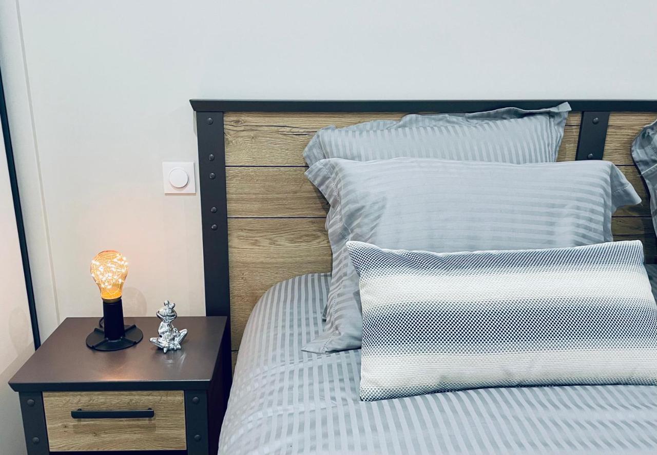 Chez La Rose Luxueuse Cottage Avec Jacuzzi Rouvres-la-Chétive Zewnętrze zdjęcie